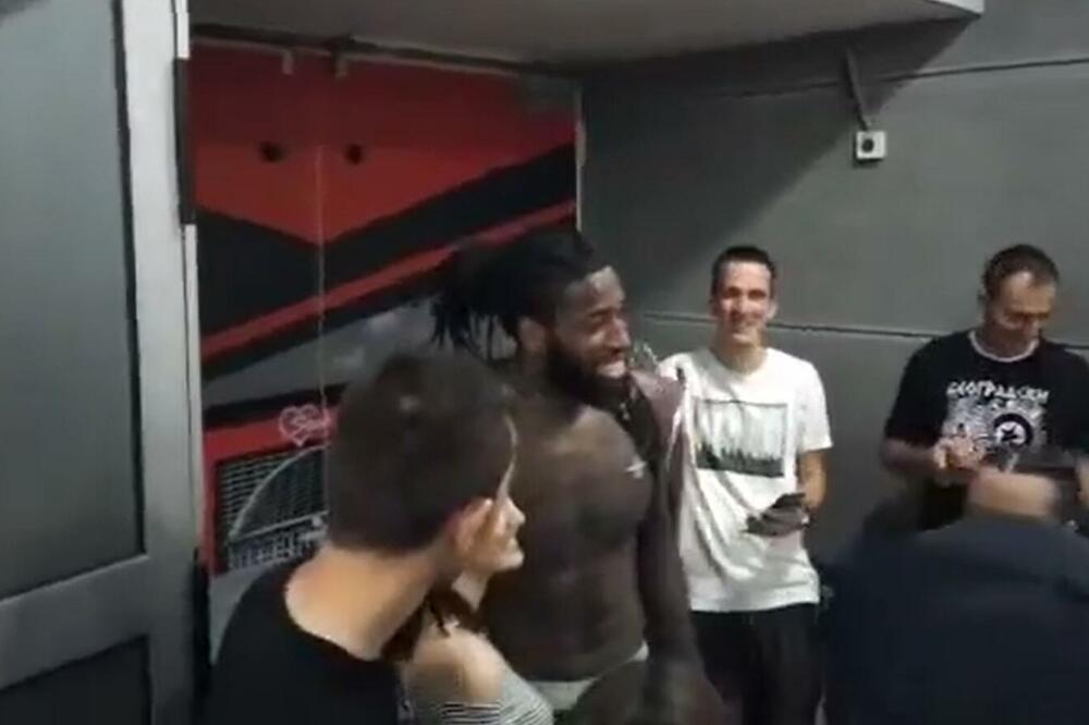 LESOR POLUGO NAPUSTIO ARENU! Navijači mu traže da OSTANE (VIDEO)