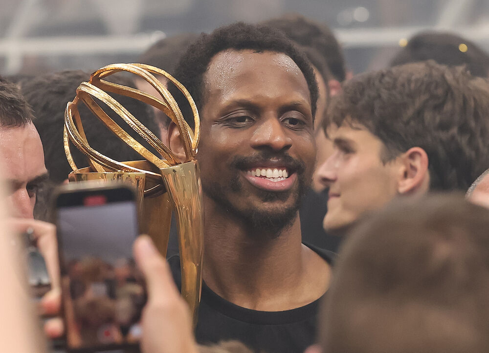 Džejms Naneli sa trofejem ABA lige