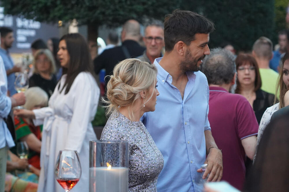 KAO DA NIJE BILA TRUDNA! Anđelka Prpić prvi put POSLE POROĐAJA u JAVNOSTI: Prava BOMBA, a tek da vidite DASU PORED