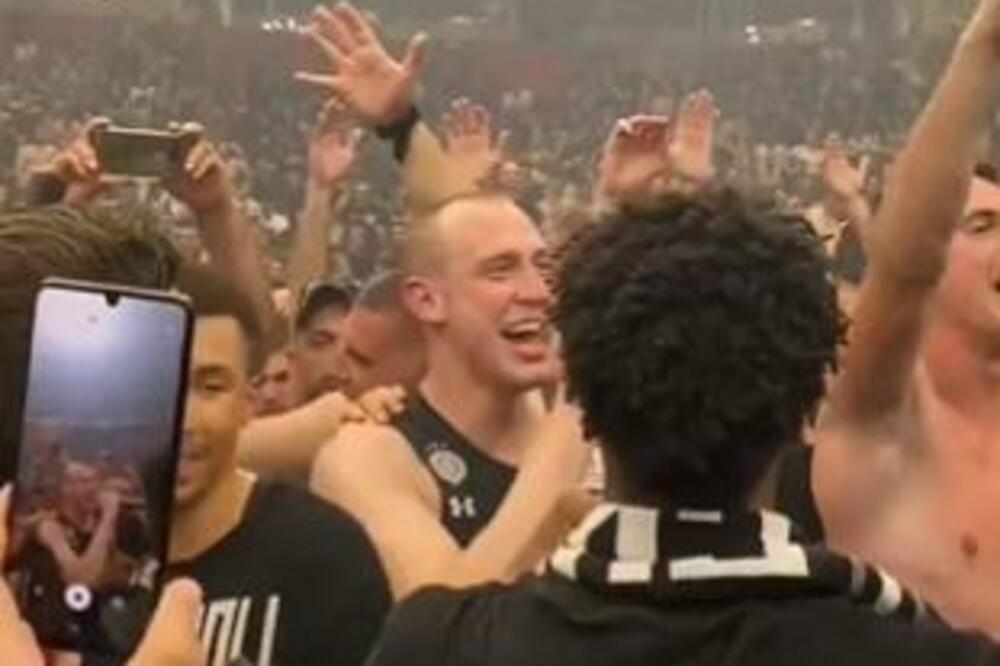 POKVARIO SPEKTAKL: Smailagić poveo SRAMNU pesmu koja vređu Zvezdu i "Delije", saigrači ga pratili... (VIDEO)