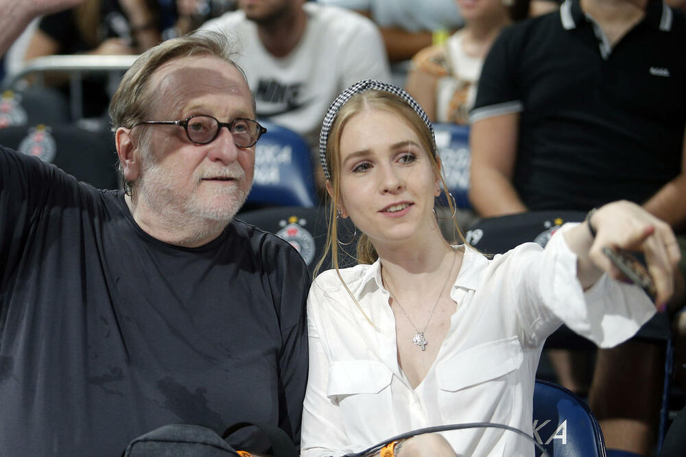 KO JE LEPA MLADA DAMA PORED ČUVENOG BOGDANA DIKLIĆA? Došli na UTAKMICU pa niko nije mogao da ODVOJI POGLED od njih