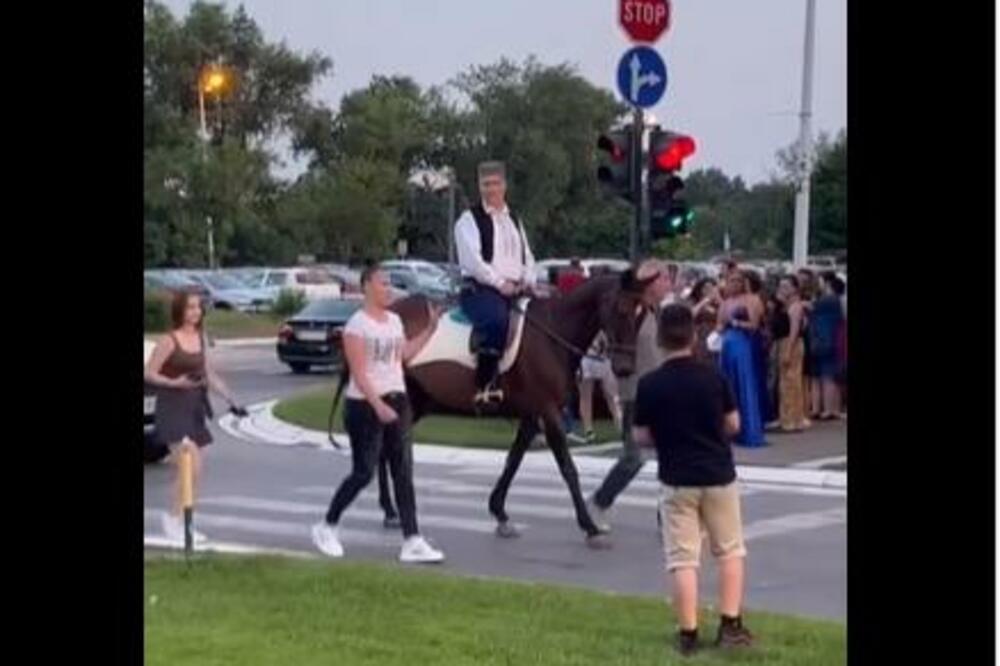 DOLAZAK NA MATURU ZA PAMĆENJE: Momak iz Beograda bukvalno DOJAHAO do luksuznog hotela, SVI ODUŠEVLJENI! (VIDEO)