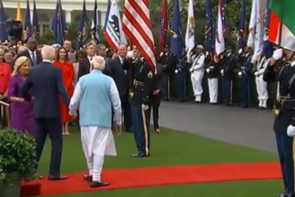 BAJDEN PONOVO NAPRAVIO GAF: Uhvatio ga za RUKU, a onda počeo cirkus! Pazite samo ovo (VIDEO)