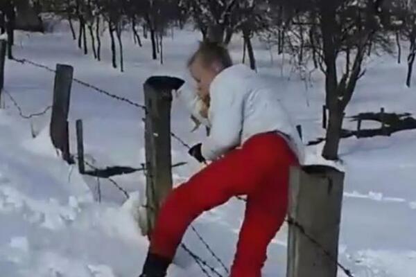 SNIMAK KOJI JE OBIŠAO BALKAN, A SVI SU GA ZABORAVILI: Crnogorka se izblamirala za sve pare, kakav debalkl (VIDEO)