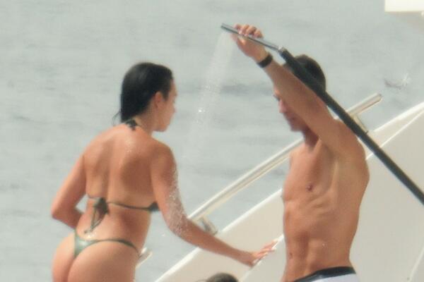 RONALDOVA HEORHINA ZAPALILA SARDINIJU: Uhvaćena u "vrelim" pozama, tanga kupaći tek nešto sakrio! (FOTO)