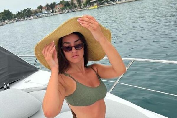 SKINULA SE ANĐELA ĐURIČIĆ NA JAHTI: Pokazala sa čime RASPOLAŽE, a svi se PITAJU SAMO JEDNO