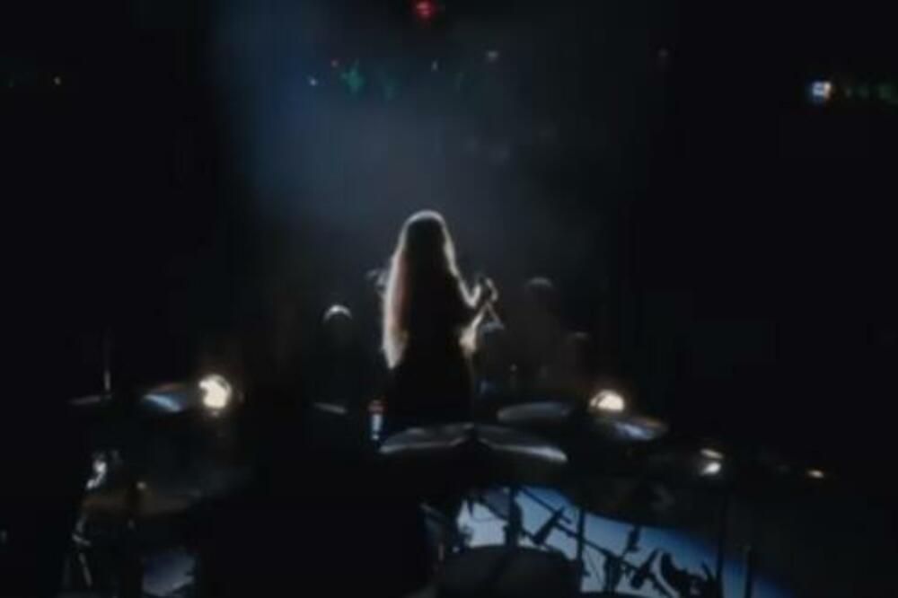 UNIŠTILI POZNATU PEVAČICU OPTUŽBAMA: Tvrde da je UŽASNA PRIVATNO, potpuno je RAZOTKRILI