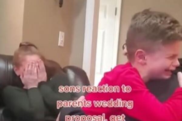 DEČAK ZAPLAKAO NA KAUČU KADA JE VIDEO ŠTA JE OTAC URADIO: Ovaj snimak će vas RAZNEŽITI (VIDEO)