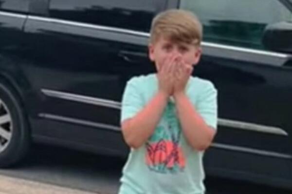 DEČAKA BESKUĆNIKA IZVELI IZ KOLA I ODVELI NA 1 MESTO: Kada je video o čemu se radi jedva je izustio "ŠTA?" (VIDEO)