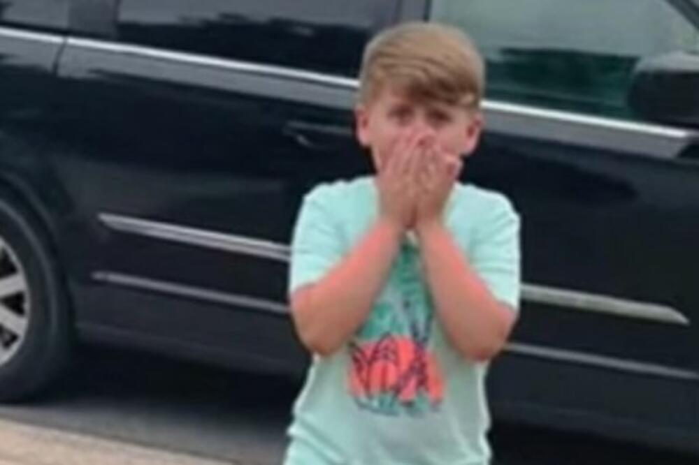 DEČAKA BESKUĆNIKA IZVELI IZ KOLA I ODVELI NA 1 MESTO: Kada je video o čemu se radi jedva je izustio "ŠTA?" (VIDEO)