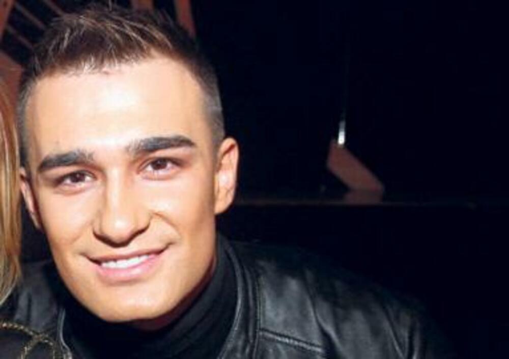 DOBRO PROTRLJAJTE OČI! Ovako izgleda Haris nakon što je PRESADIO KOSU! Ni Rada ga ne bi PREPOZNALA, ŠOK