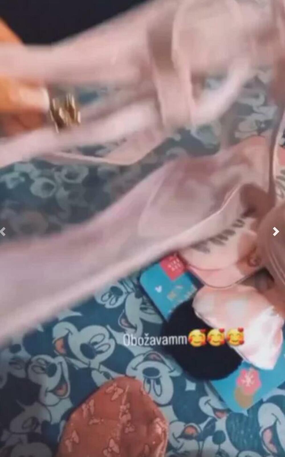 - Ćao svima, upravo sam stigla kod kuće, stigao mi je paket. Ne znam o čemu se radi, znam ko je poslao - rekla je Milica