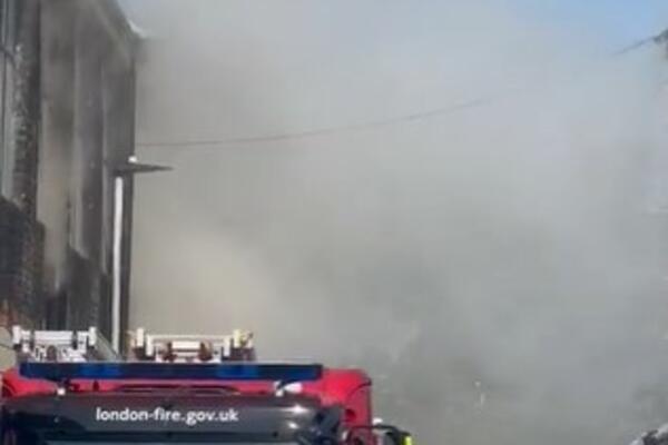 STRAVIČAN POŽAR GUTA ZGRADU U LONDONU: Oko 100 ljudi EVAKUISANO, vatrogasci se bore, gašenje u toku (VIDEO)