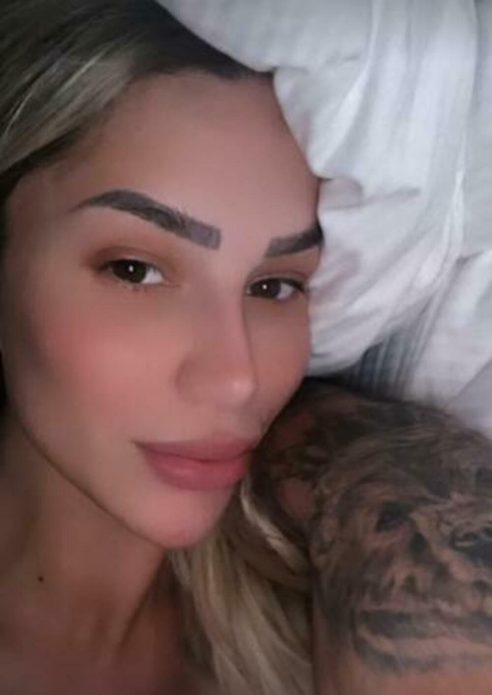 Aleksandra je pokazala u čijem zagrljaju je najbezbrižnija, a u prvi plan i stavila i njegovu tetovažu lava.