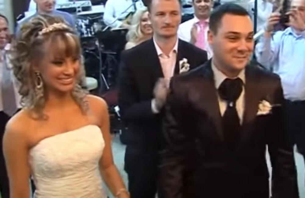 Kao bomba odjeknula vest da su se pevač Darko Filipović i njegova supruga Jasmina razveli posle 12 godina braka