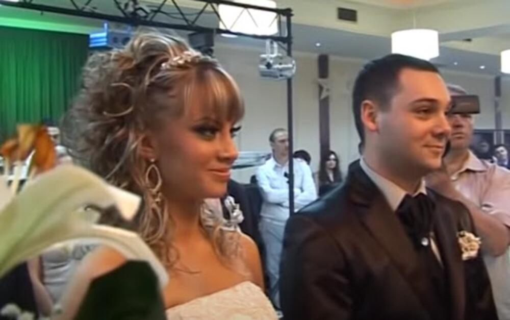 Pre nego što su vezu krunisali brakom, oni su se zabavljali godinu i po dana