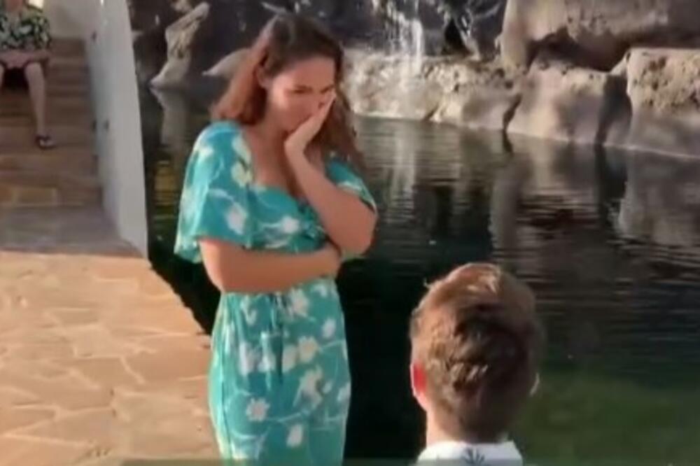 PRIPREMAO PROSIDBU DEVOJKE, A NIJE NI SLUTIO ŠTA RADI MUŠKARAC NA METAR OD NJEGA: Ovaj snimak gleda CEO SVET! VIDEO