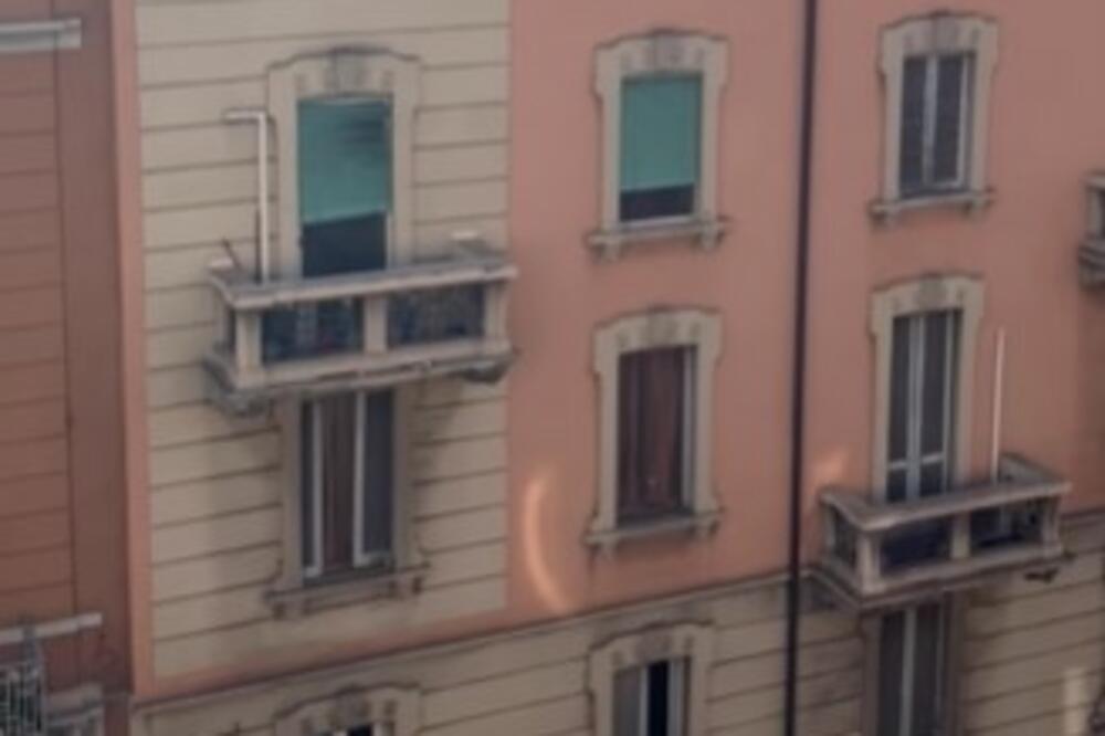 IZNAJMIO JE STAN U POTKROVLJU, PA IZAŠAO NA BALKON: Osetio je da ga neko POSMATRA, a tek da vidite I KO (VIDEO)