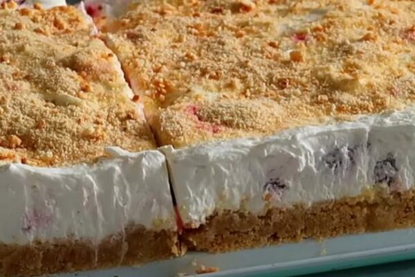 OVA TORTA SE SPREMA ZA SAMO 10 MINUTA, A OSVEŽIĆE VAS U SEKUNDI: Kombinacija KEKSA i 1 VOĆA obara sa NOGU (RECEPT)