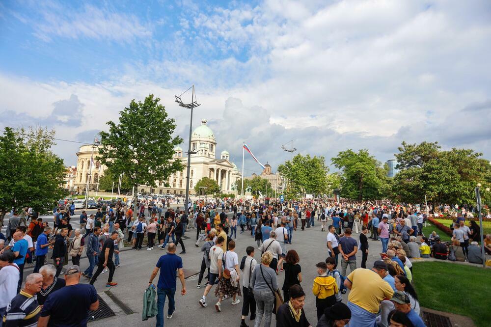 ZAVRŠEN OSMI PROTEST "SRBIJA PROTIV NASILJA": Učesnici šetali od Skupštine do Autokomande