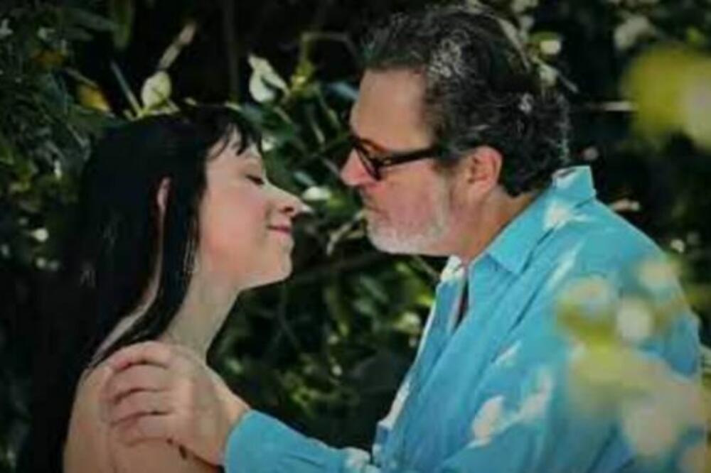 KAKVA BOMBA! Ova lepotica je 25 godina MLAĐA od POZNATOG PEVAČA, osvojila je NJEGOVO SRCE, svi gledaju i NE TREPĆU