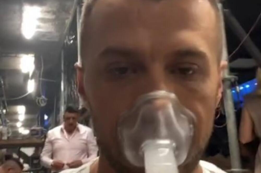 ŠTA SE DEŠAVA!? Pevač se OGLASIO sa MASKOM ZA KISEONIK, pa hitno POSLAO PORUKU PORODICI