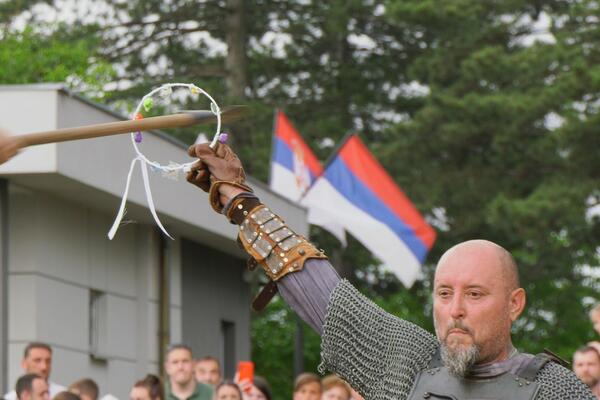 NISU NEMANJIĆI, ALI JESU VITEZOVI: Oklop težak 40 KILOGRAMA, a oni PONOSNO ČUVAJU SRPSKU TRADICIJU (FOTO)