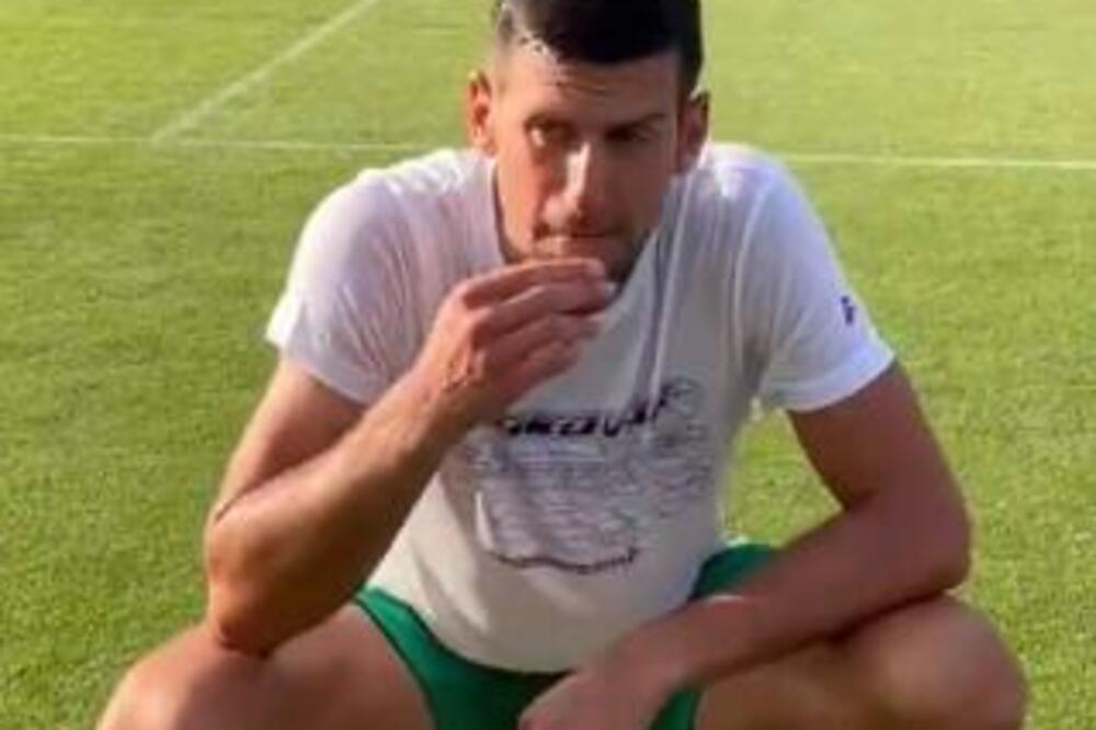 ĐOKOVIĆ VEĆ POJEO VIMBLDONSKU TRAVU: Nole raspoložen za šalu, ali i 8. titulu u Londonu! (VIDEO)