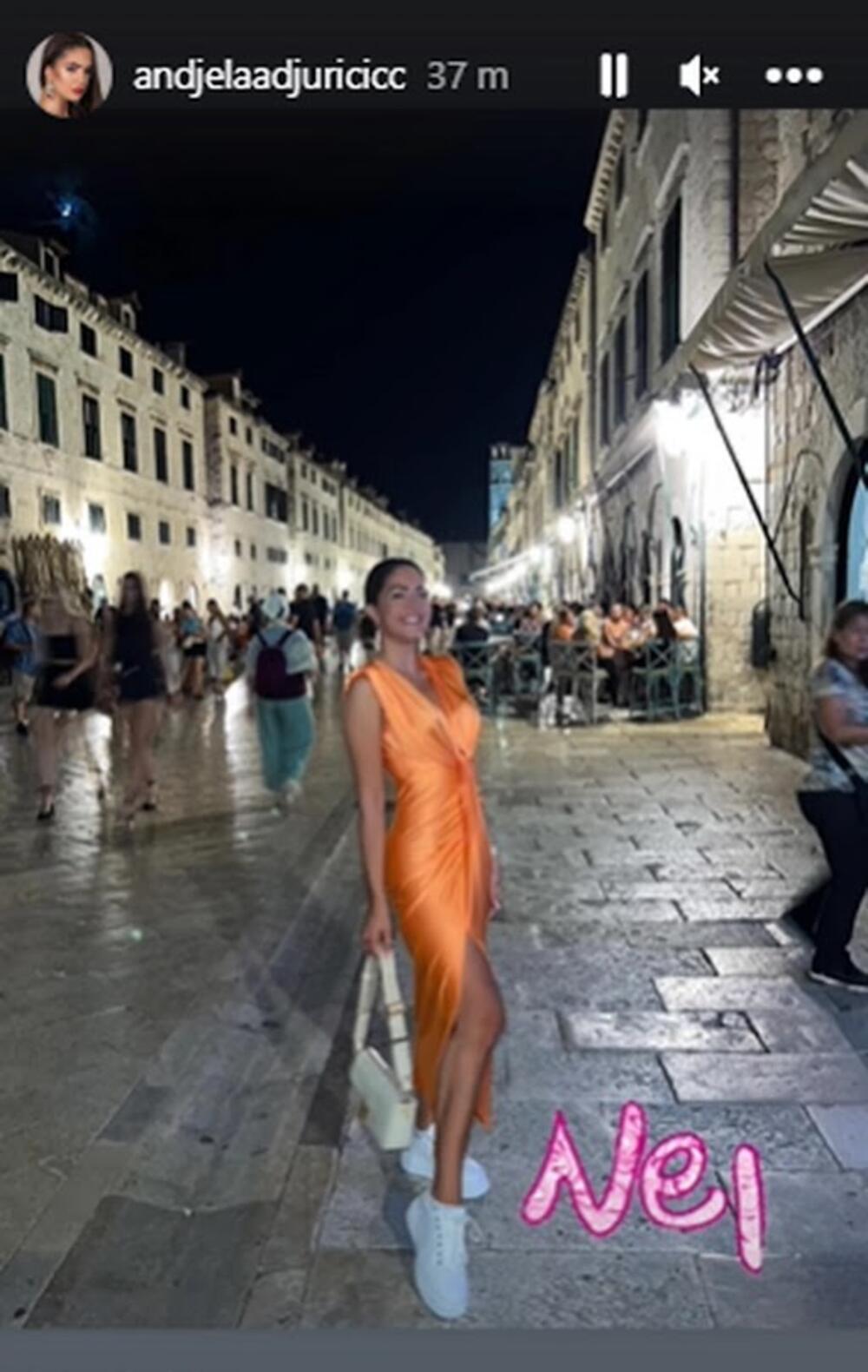 Anđela uživa na moru