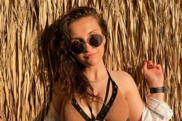 NA SCENI ZAKOPČANA, ALI NA MREŽAMA NIJE TAKO SMERNA: Pobednica Zvezda Granda GORI u BIKINIJU, ima šta i da POKAŽE