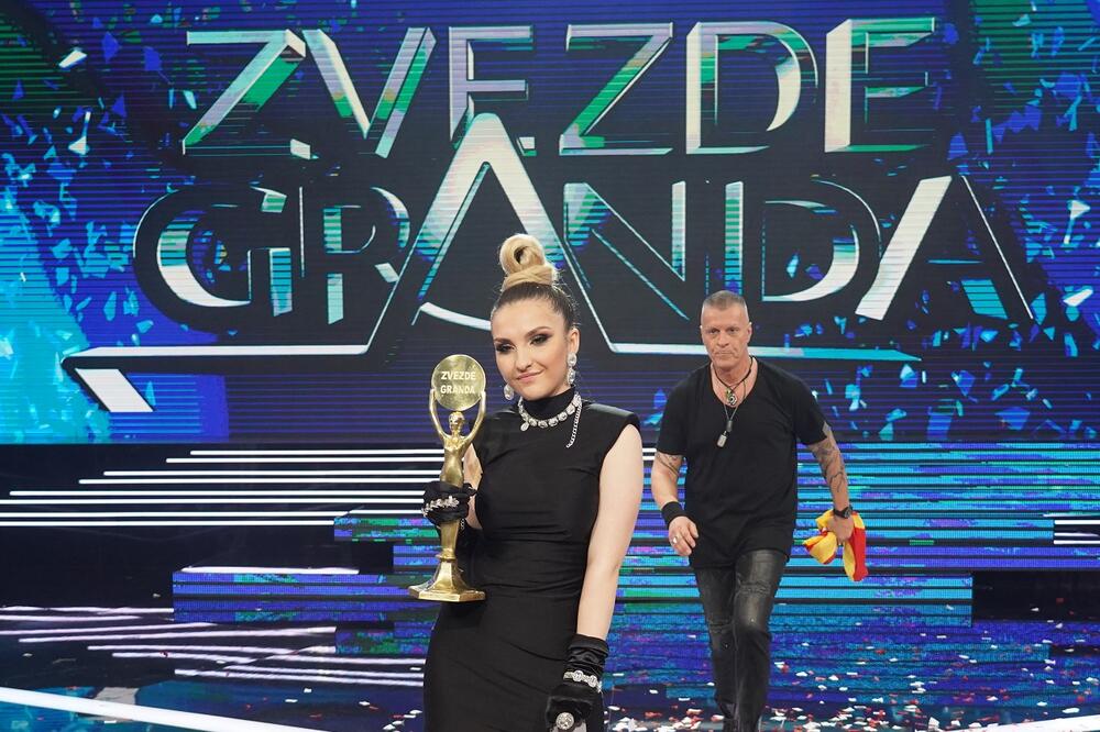 SKOČIO I ODMAH PREKINUO INTERVJU: Pobednica pokušala nešto da KAŽE, a on odmah ULETEO i sve ZAUSTAVIO