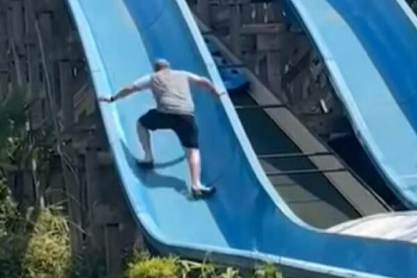 BILI SU U AKVA PARKU, A ONDA ZAČULI VRISAK SVOG DETETA SA TOBOGANA: A reakcija oca je PRIČA ZA SEBE! (VIDEO)