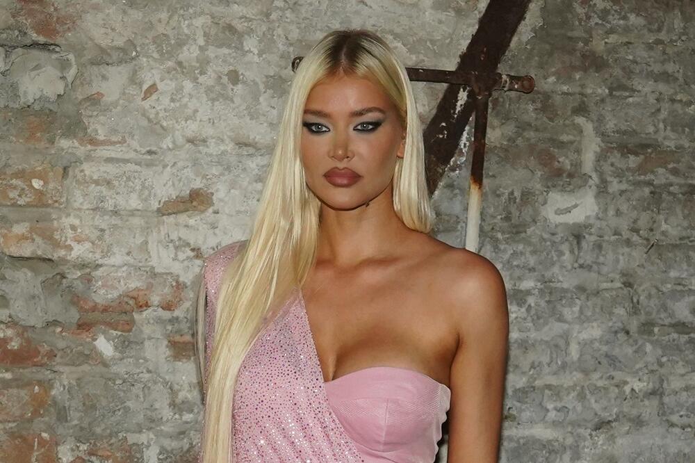 ZAVIRITE U DOM SOFIJE MILOŠEVIĆ I LUKE JOVIĆA: Manekenka pokazala LUKSUZNU JELKU, ide sve do PLAFONA, a tu su i...