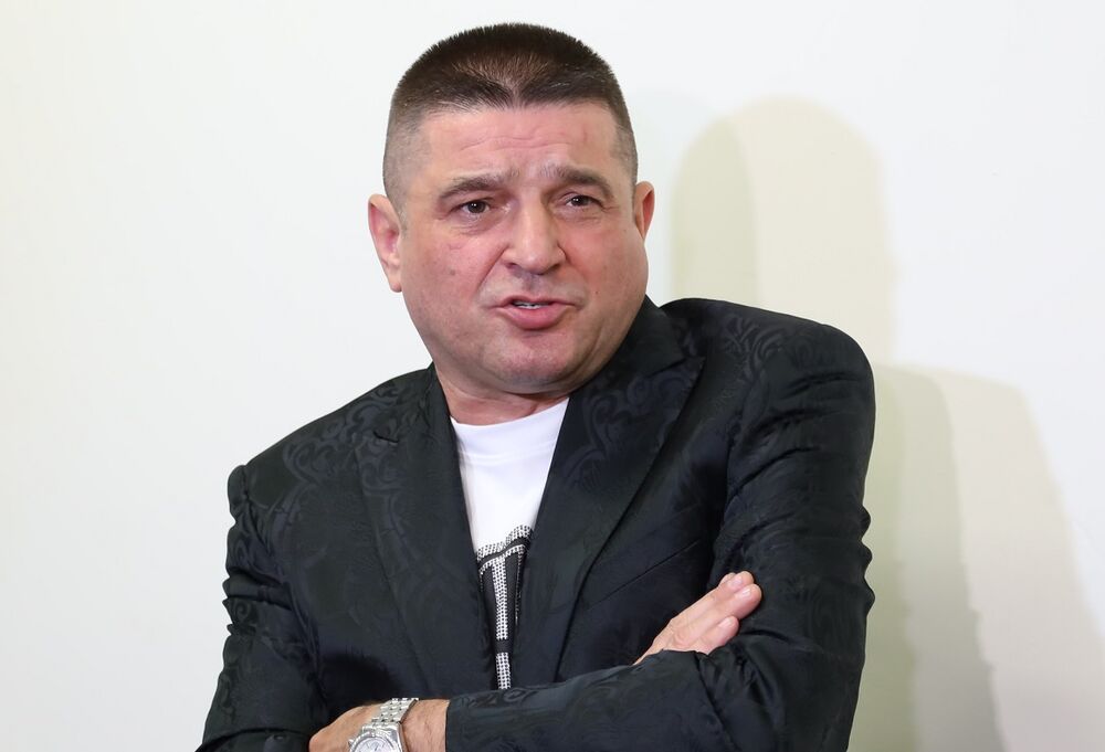 I posle sedam godina popularni BMK svaki svoj nastup počinje i završava pesmom 'Spavaj, kraljice'