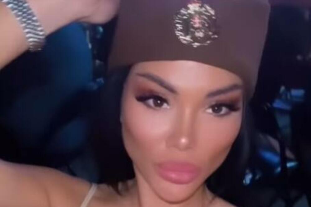 STARLETA NA KONCERTU BAJE MALOG KNINDŽE IZBACILA JAKE SILIKONE: Svojom izjavom FRAPIRALA NAROD, malo ko je ZNAO