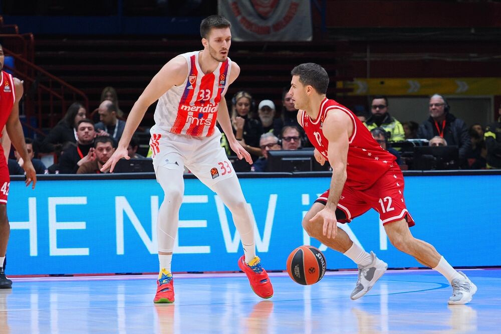 Filip Petrušev u duelu sa bivšim igračem Crvene zvezde Bilijem Beronom