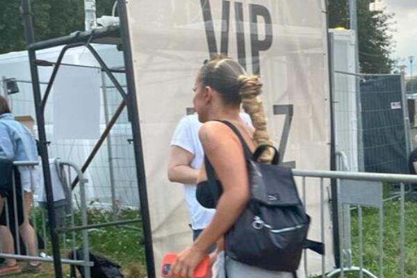 ESPRESO PAPARACO! DA STE JE VIDELI NA ULICI NE BISTE JE PREPOZNALI: Znate li ko je VATRENA PLAVUŠA?