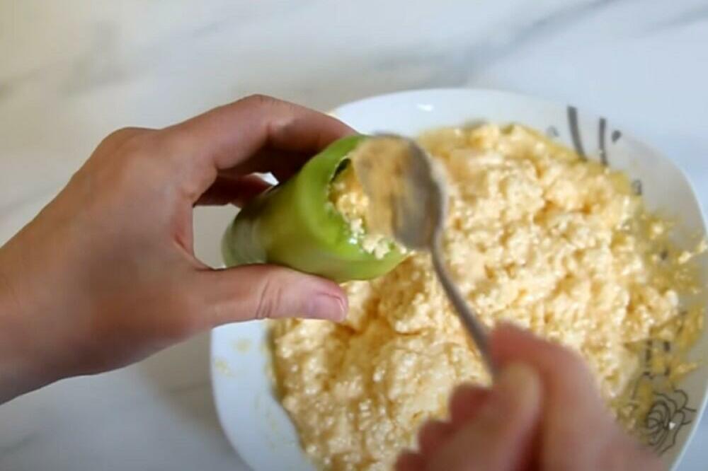 PAPRIKE SA SIROM SU NAJBOLJI RUČAK ZA VRELE LETNJE DANE: Gotove su kroz samo POLA SATA, a ukus je NEVEROVATAN