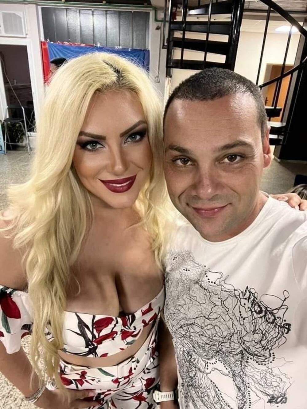 Mirnesu je posle pljačke napolju čekao R. S. u mercedesu. Tada počinje njihov filmski beg