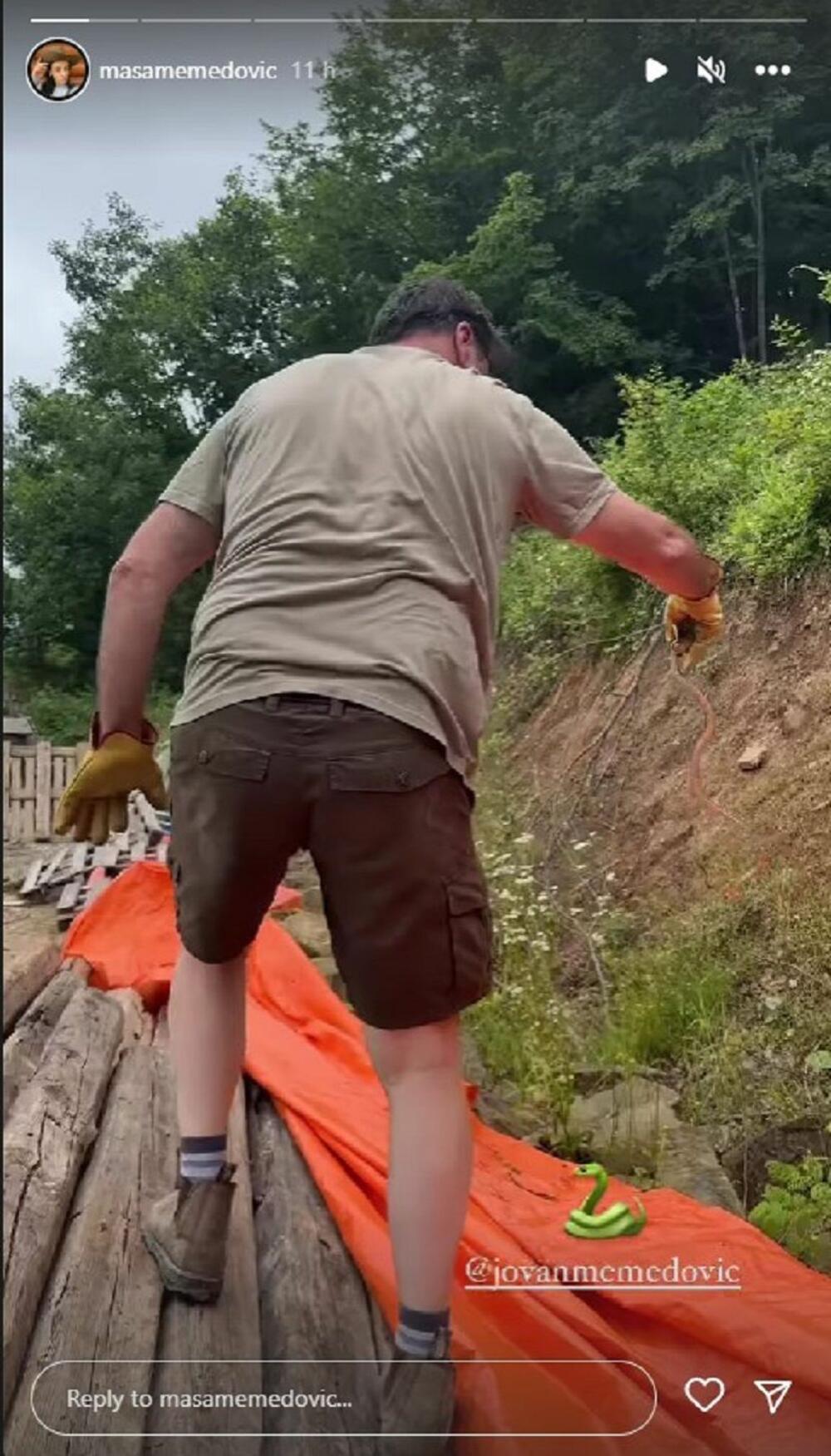 Jovan Memedović hvata zmiju
