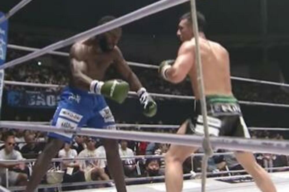 ZALEDIO SE, PA PAO K'O KLADA: Brutalan nokaut u Japanu, "video je sve zvezde" pre totalnog pomračenja! (VIDEO)