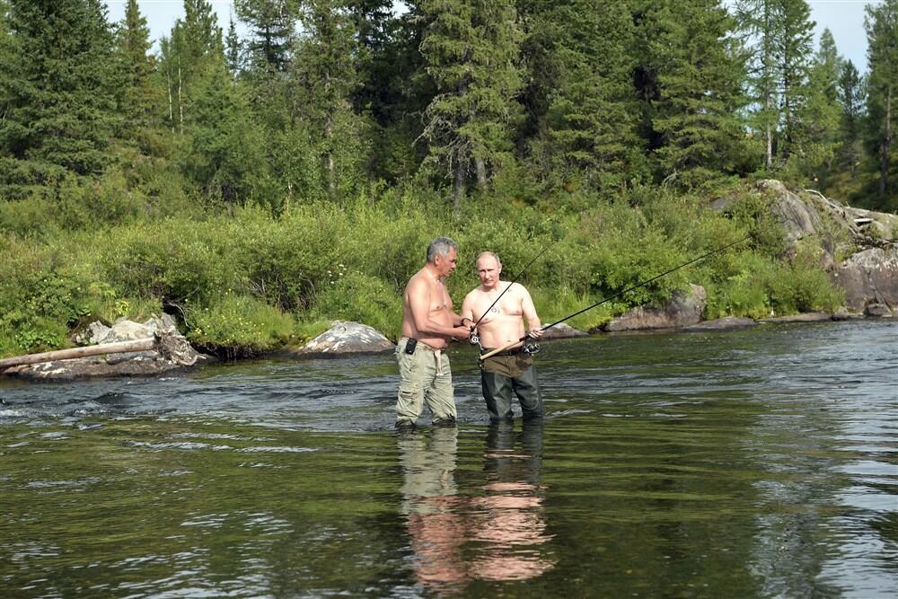 Vladimir Putin i Sergej Šojgu na pecanju 