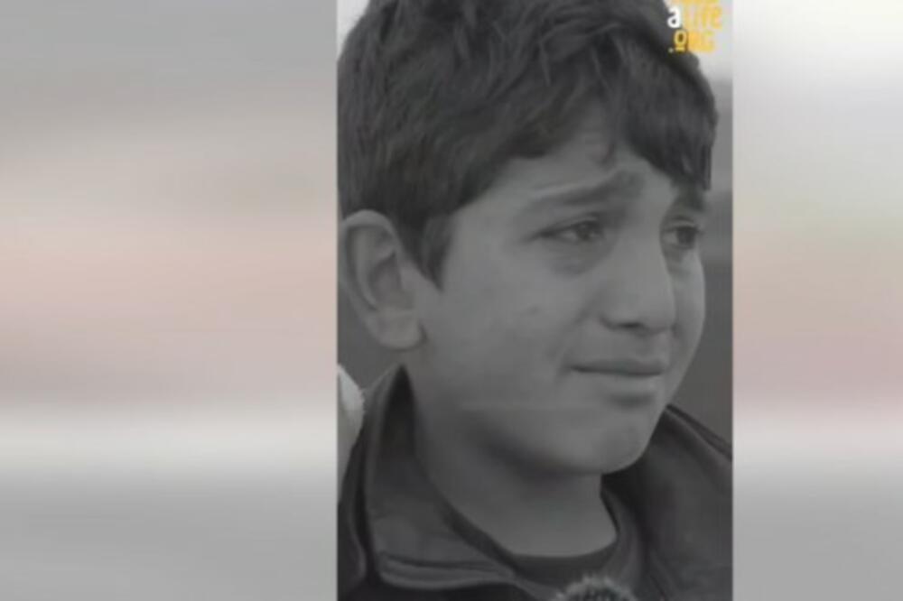 "SVI MI SE RUGAJU, MESO NISAM JEO 2 GODINE": Snimak UPLAKANOG dečaka koji skuplja ĐUBRE raznežio CEO SVET! (VIDEO)