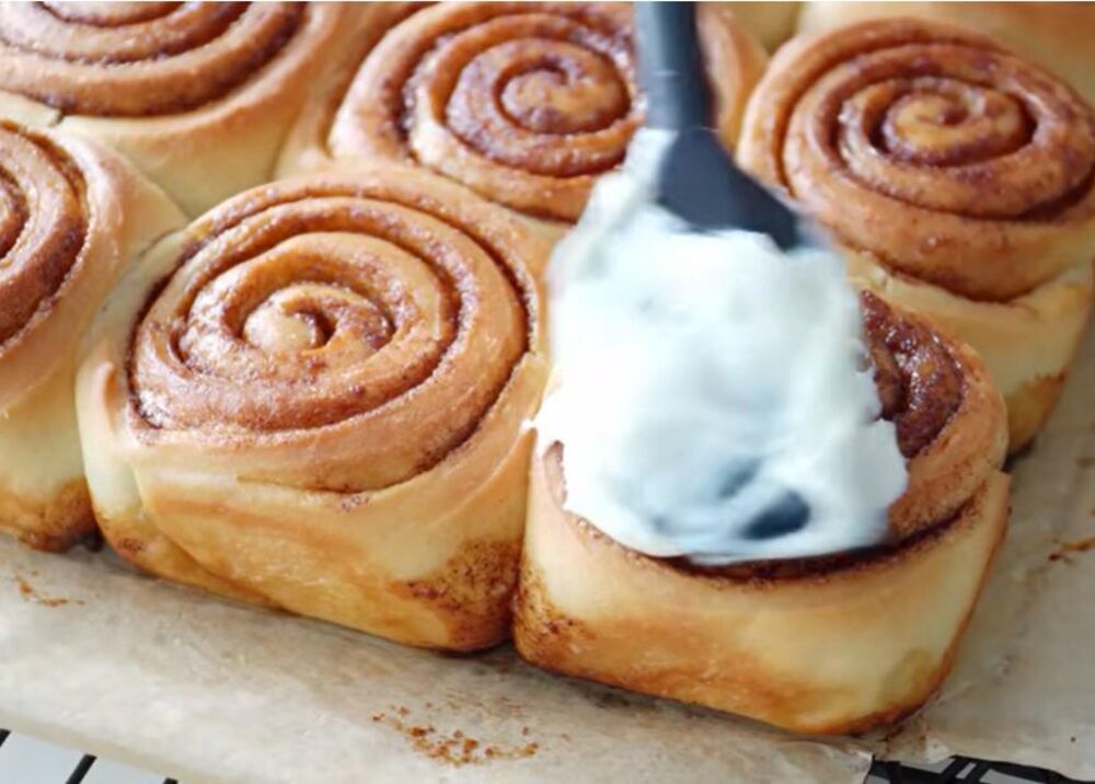 Na kraju cimet rolnice premazati prelivom