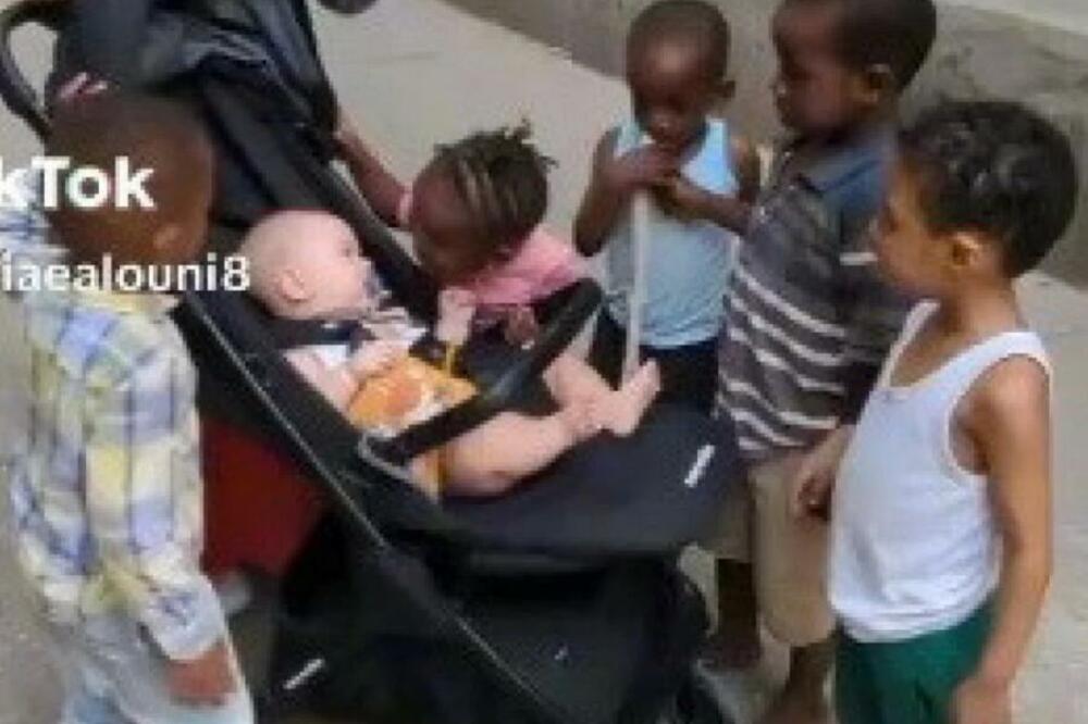 ODVELA BEBU NA ZANZIBAR I DESILO JOJ SE ONO ŠTO NIJE MOGLA NI DA SANJA: Okružili su je i evo ŠTA SE DESILO (VIDEO)