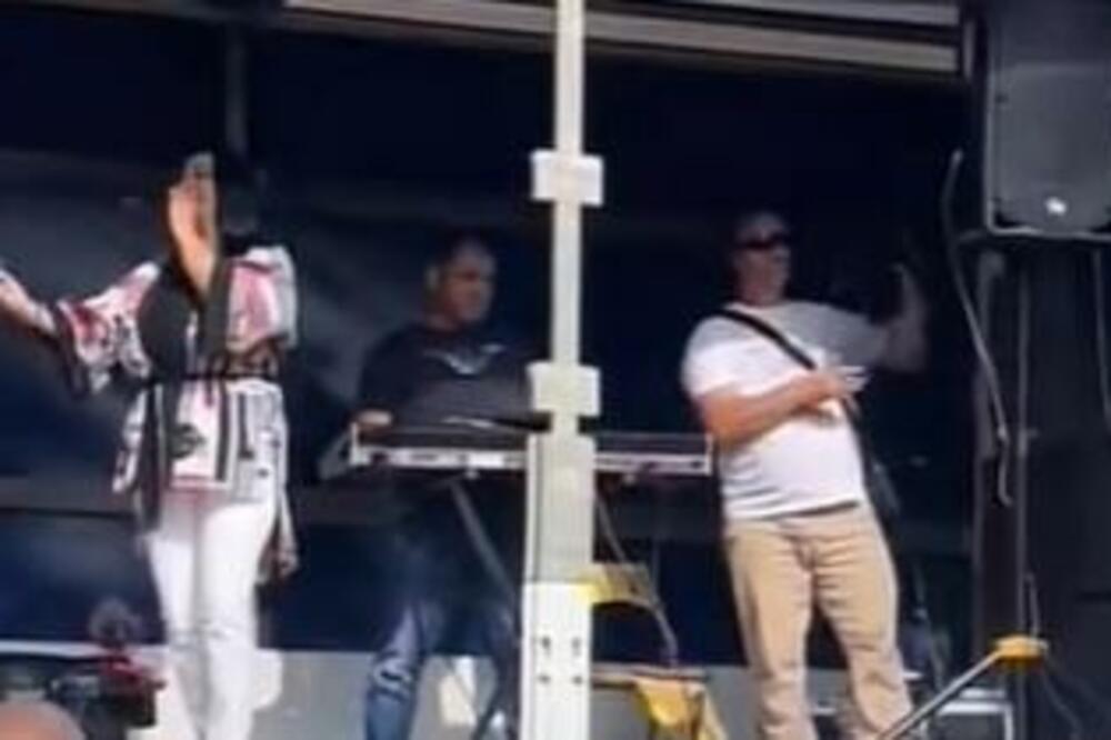 DŽABE TRLJATE OČI, OVAJ SNIMAK NIJE MONTAŽA: Naša poznata PEVAČICA nastupila u KAMIONU, tresla se PRIKOLICA (VIDEO)