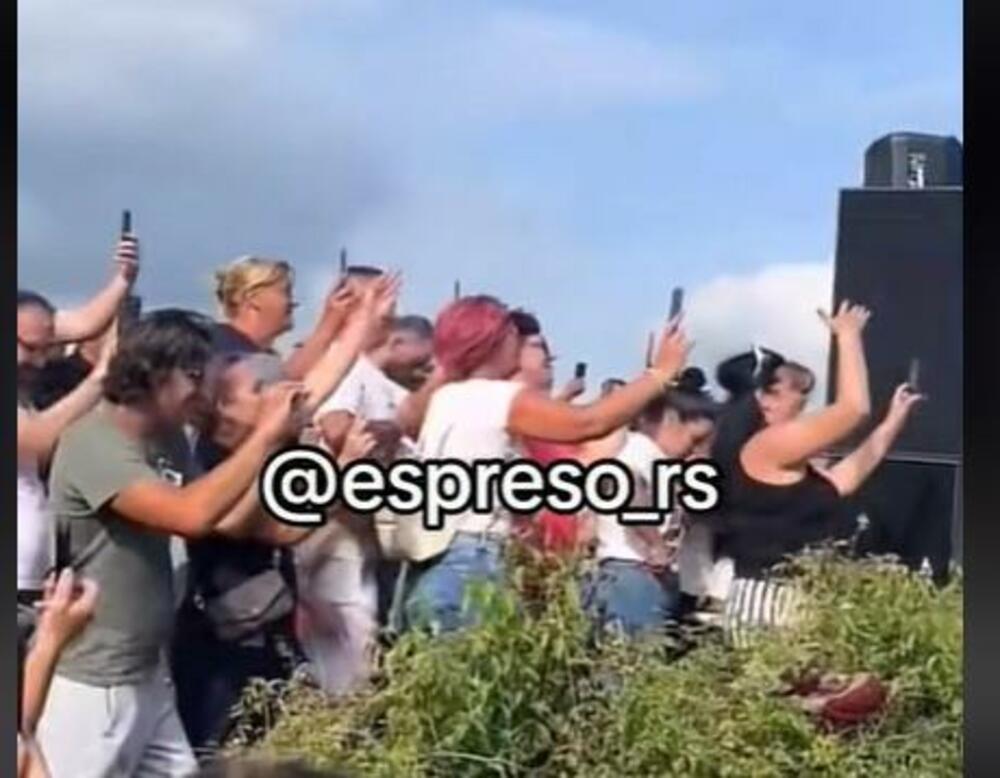 Naime, reč je o folk legendi Jani koja je ni manje ni više nastupila u kamionskoj prikolici.