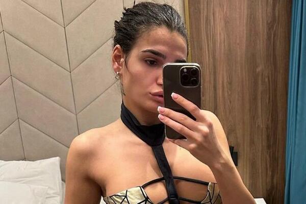 UMESTO OGLASA- OBJAVILA MEĐUNOŽJE! BIVŠA TENISERKA OVAKO TRAŽI DEČKA! Pregorećete zbog njenog izdanja