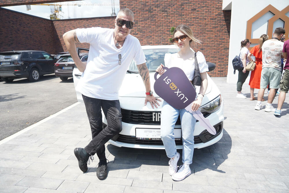 Pobednica Zvezda Granda preuzela automobil
