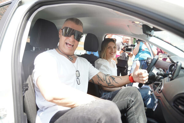 SAŠA POPOVIĆ URUČIO NAGRADU POBEDNICI ZVEZDA GRANDA: Njen mentor nije skidao OSMEH SA LICA